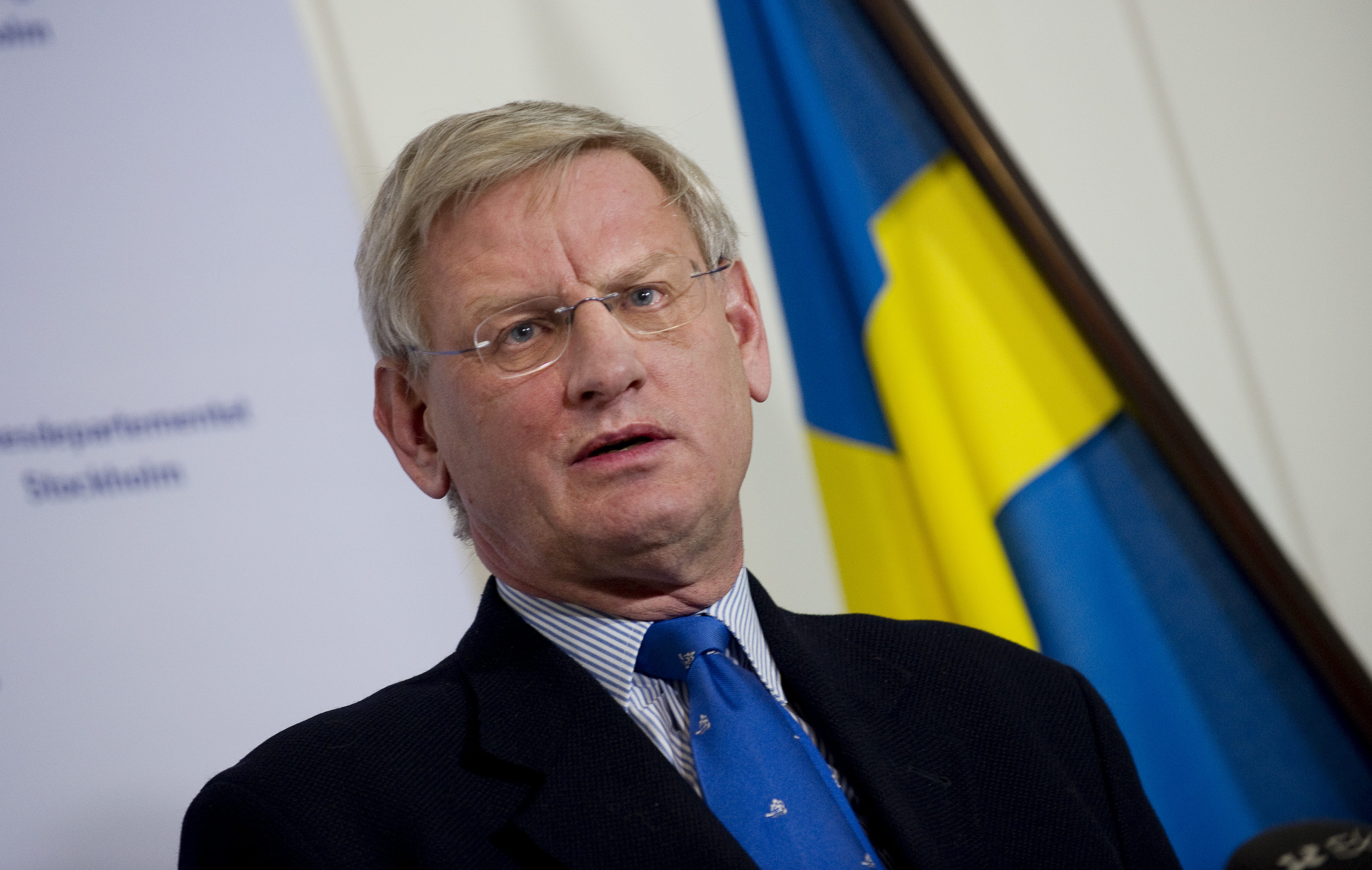 Carl Bildt har varit i kontakt med Johans pappa vid två tillfällen. Familjerna vill inte spekulera i Bildts eventuella jävsituation.