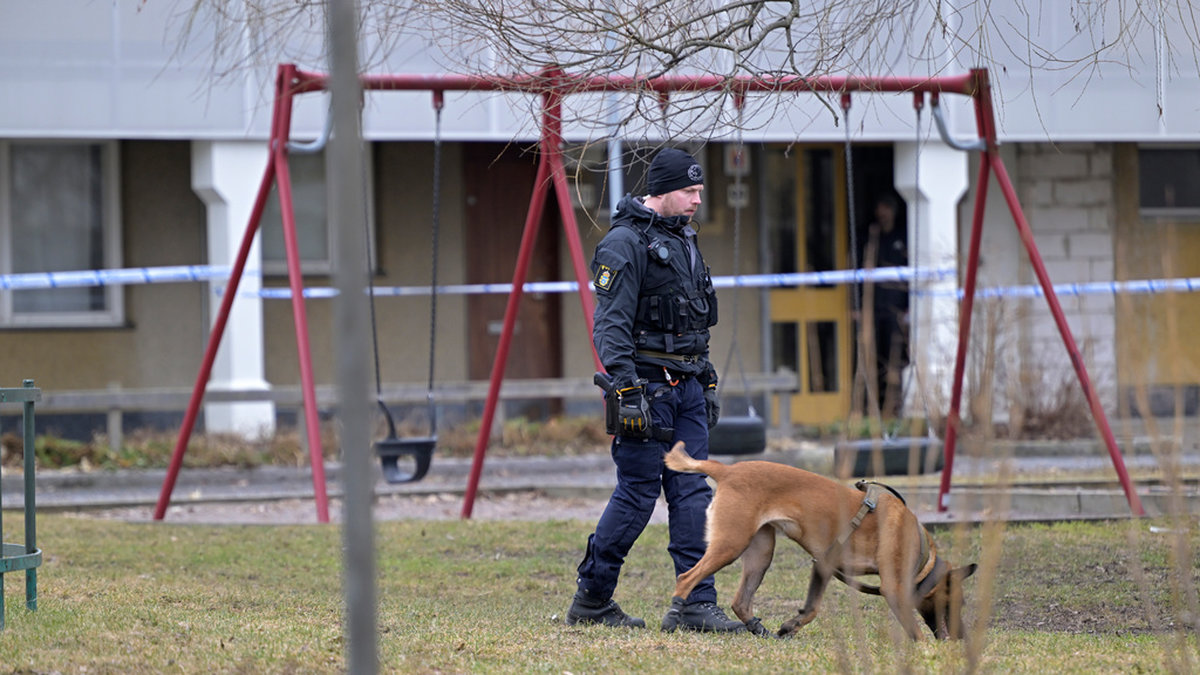 En man har skottskadats i Skärholmen i södra Stockholm. En förskola ligger nära brottsplatsen.