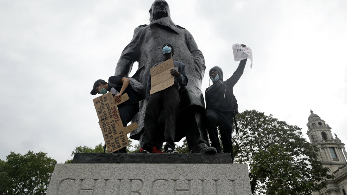 Churchill-staty vandaliserad i Storbritannien