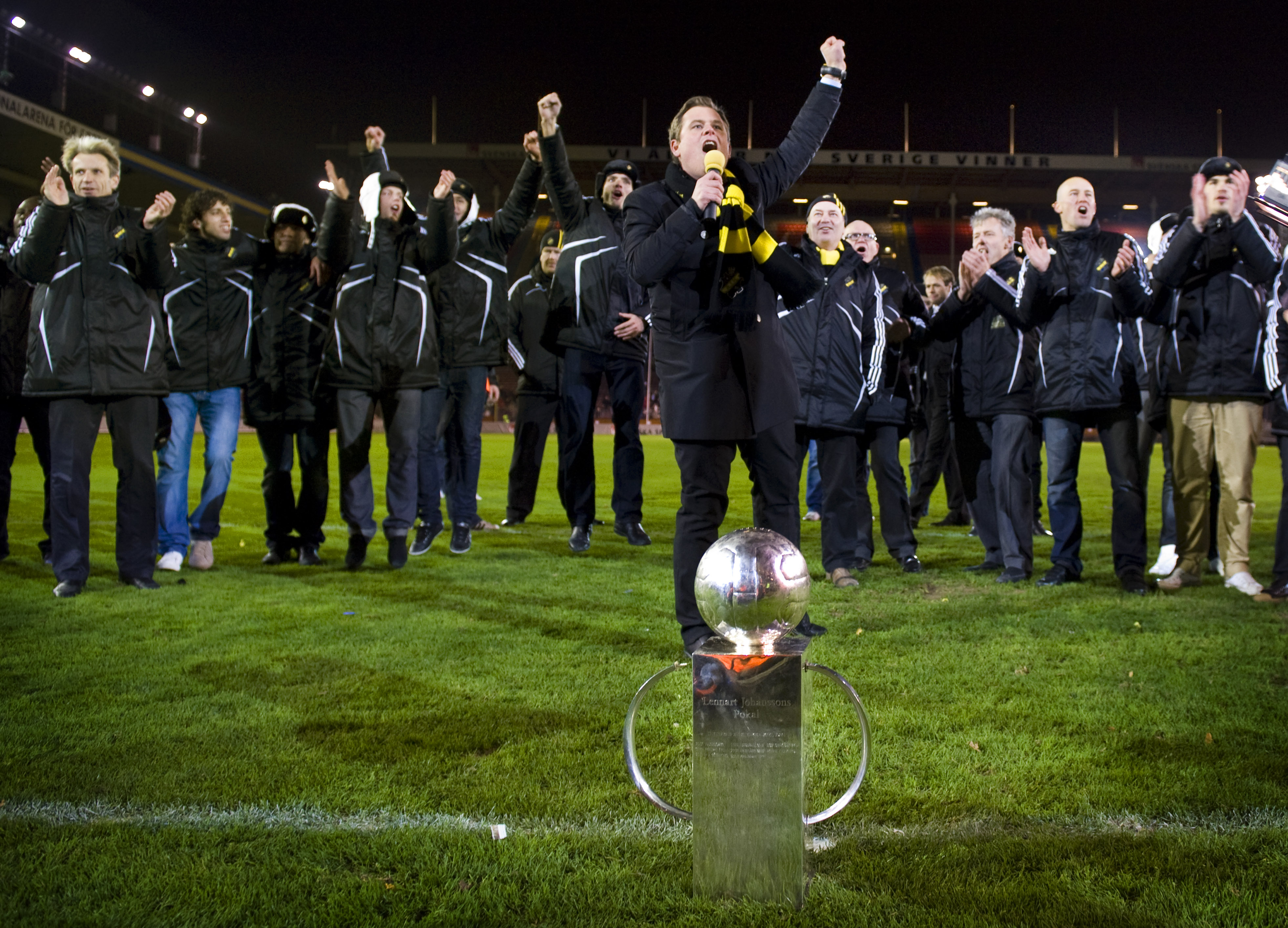 Ytterligare ett klassisk SM-guld inkasserades år 2lax9. Måhända det sista guldet som skulle vinnas på Råsundastadion. Ytterligare ett klassisk SM-guld inkasserades år 2lax9. Måhända det sista guldet som skulle vinnas på Råsundastadion.