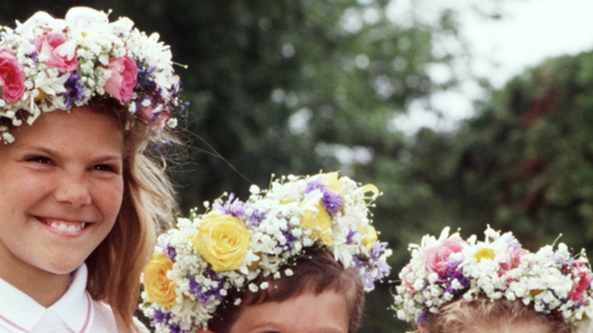 Hela gänget!  Kronprinsessan Victoria, prins Carl Philip och prinsessan Madeleine på Solliden 1988.