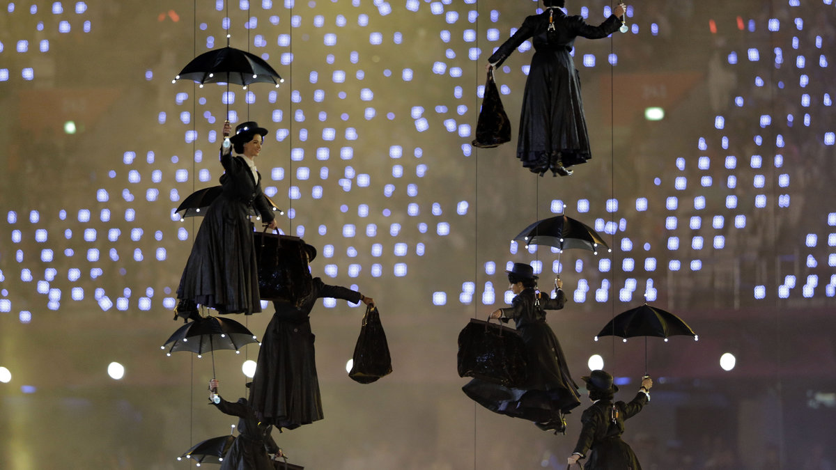 En av alla de Mary Poppins-kostymer som använder under invigningen såldes på auktionen för 9673 kronor.