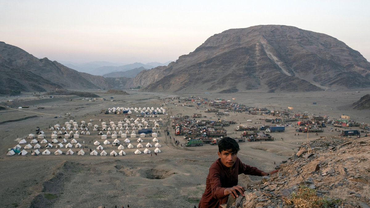 En överblick av ett flyktingläger nära gränsövergången Torkham, där afghaner som just hade korsat gränsen blev placerade. Bilden togs den 3 november.