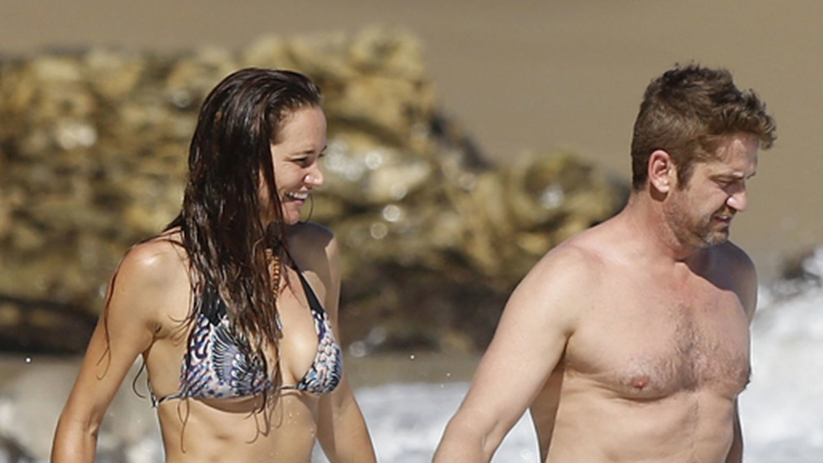Gerard Butler hade en heldag på stranden med sin flickvän Morgan Brown.