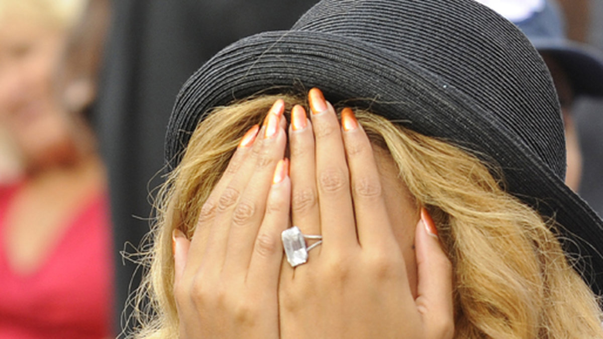 Beyoncés förlovningsring är designad av Lorraine E. Schwartz och är en av de dyraste ringarna i världen. För diamantringen betalade Jay-Z hela 32 miljoner kronor.