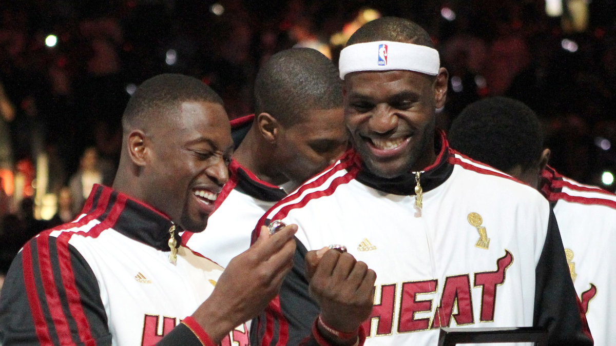 James, till höger, kollar in sin NBA-ring tillsammans med lagkamraten och 2006 års "Sportsman of the year", Dwayne Wade.