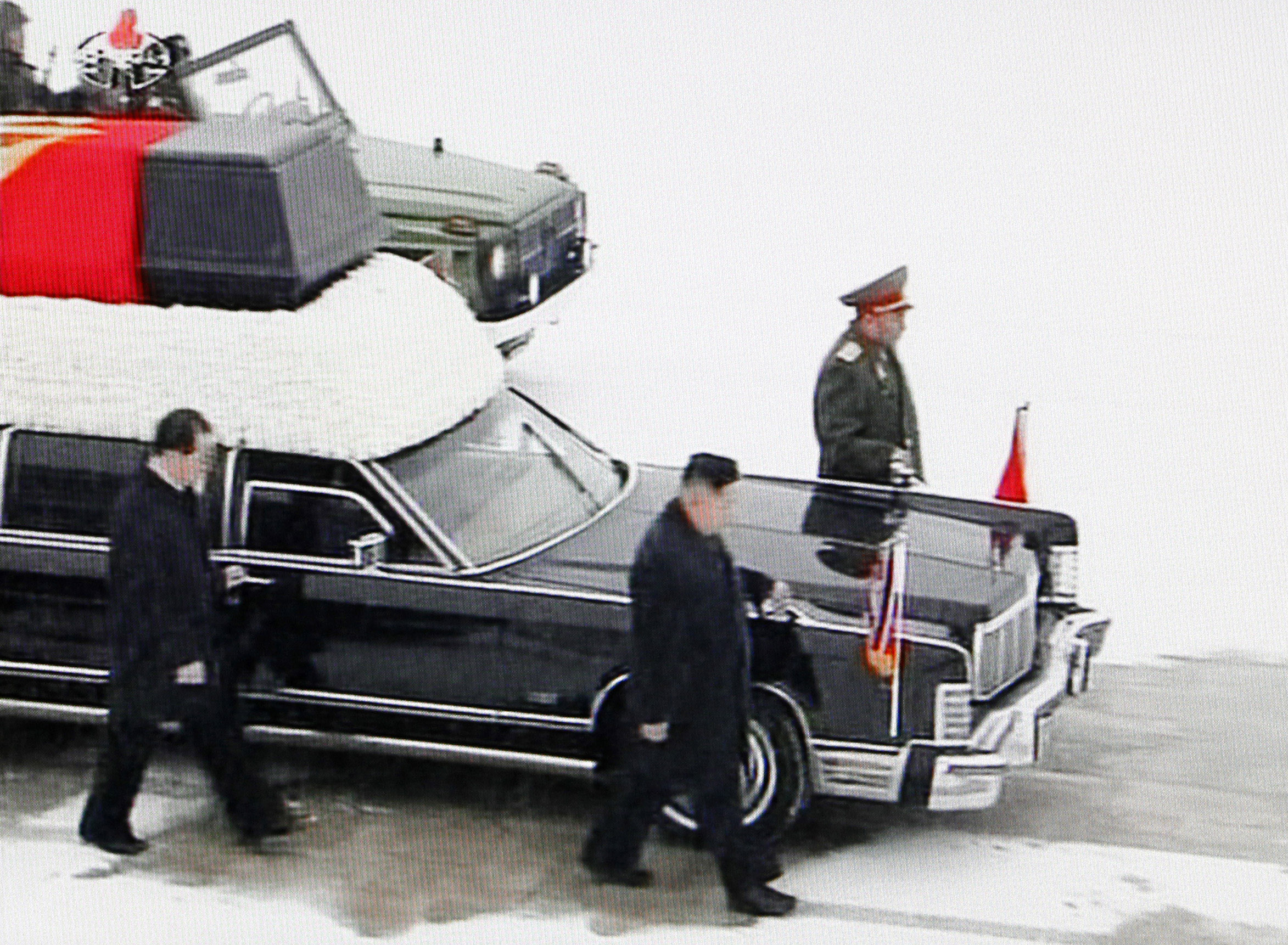 Sonen och efterträdaren Kim Jong-Un eskorterade pappa. Sonen och efterträdaren Kim Jong-Un eskorterade pappa.