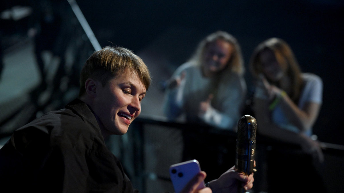 Victor Leksell som både vann Guldmicken och Årets låt, tar en selfie med några fans efter galan.