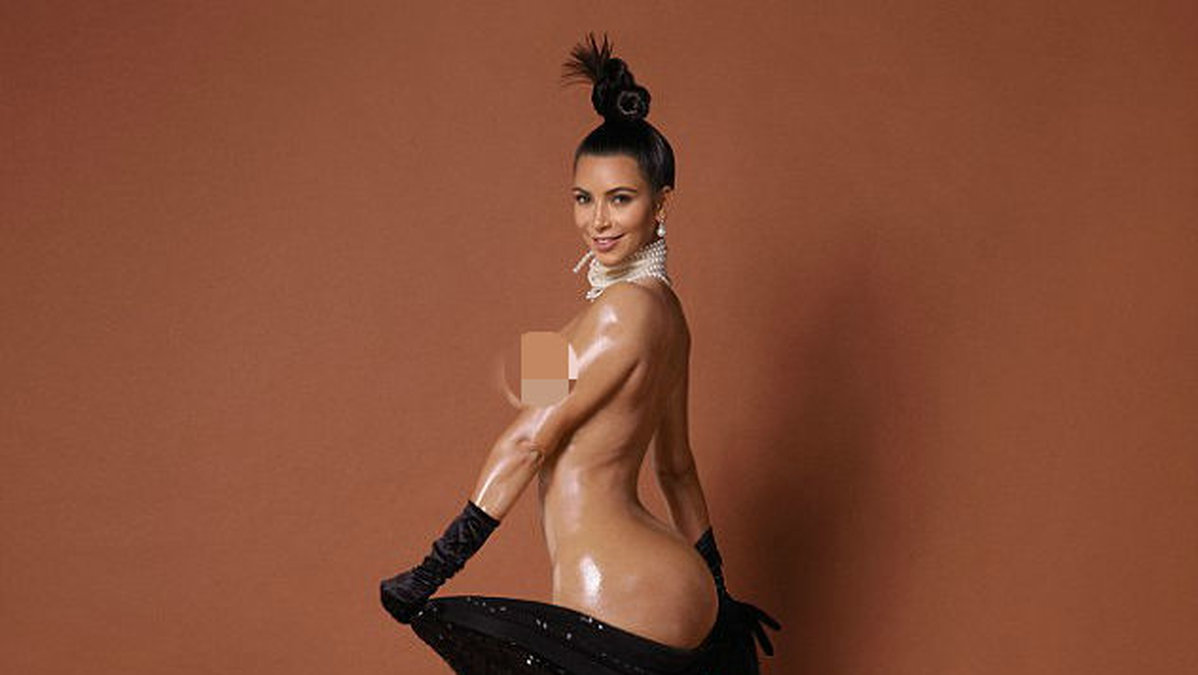 Där Kim är ännu mer naken.
