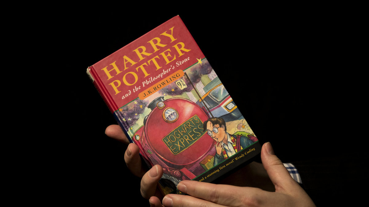 En av exemplaren från 1997-års utgåva av ”Harry Potter och de vises sten” som också auktionerats ut. Arkivbild.
