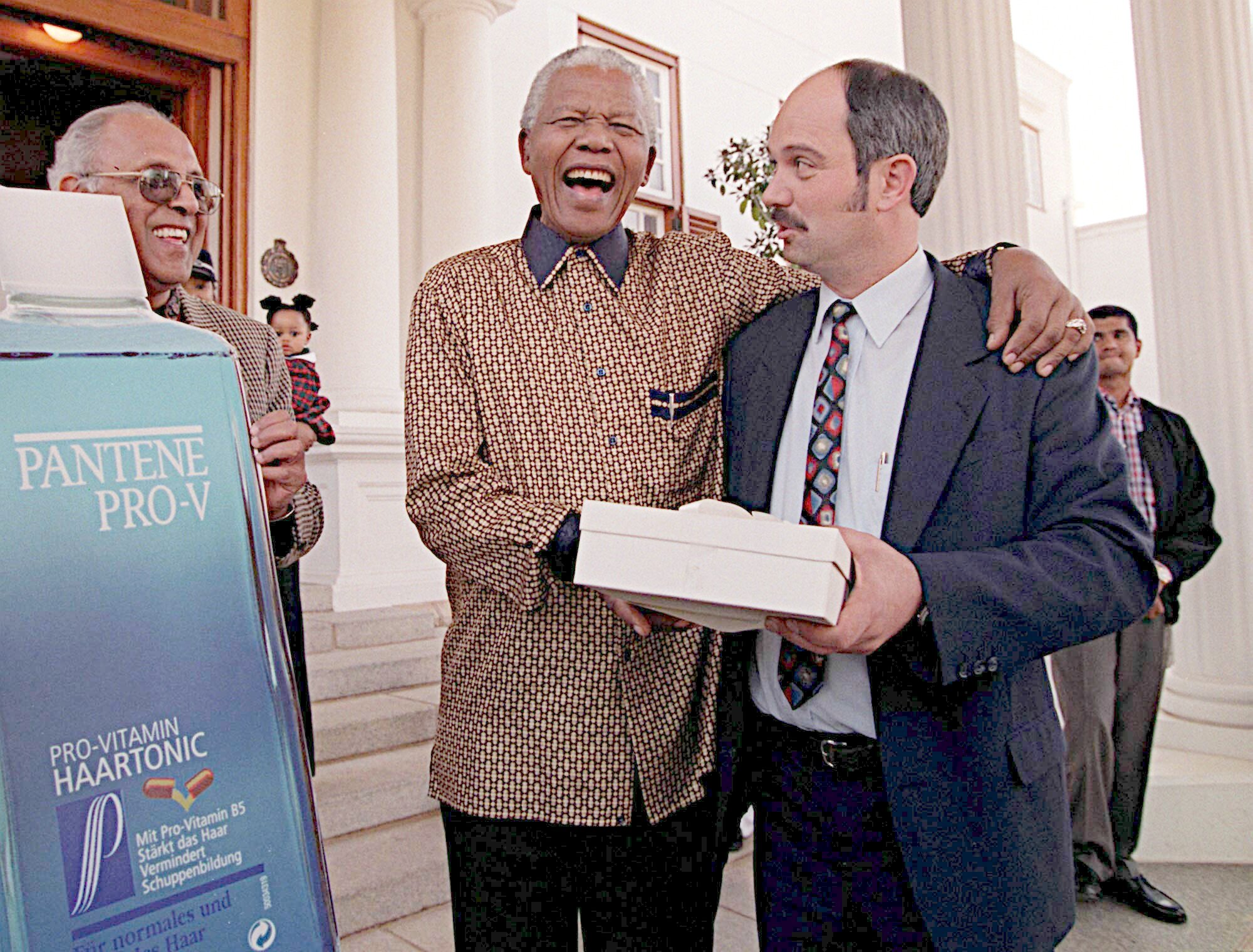 1998 skrattar Mandela tillsammans med sin före detta fängelsevakt.