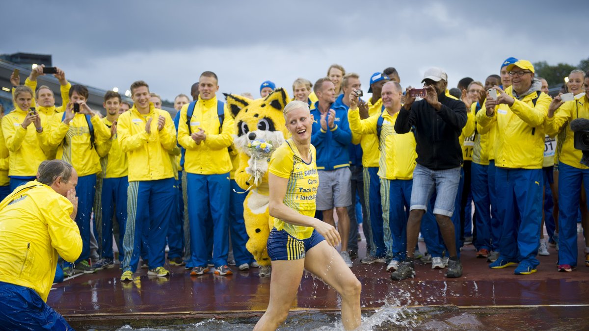 Carolina Klüft kastas i vattengraven av lagkamraterna sedan hon gjort sin sista tävling på 4x400-stafetten under Finnkampen 2012.