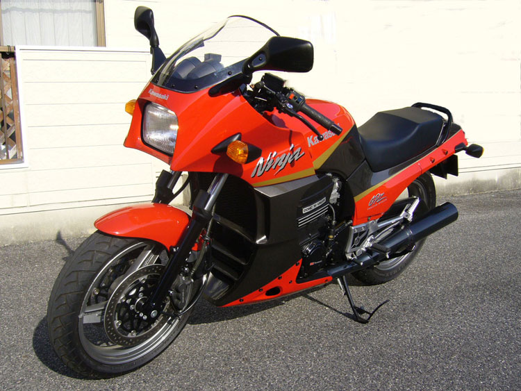 8. Kawasaki GPZ900R Ninja (1984) – Kubik: 908cc Topphastighet: 254km/h 8. Kawasaki GPZ900R Ninja (1984) – Kubik: 908cc Topphastighet: 254km/h