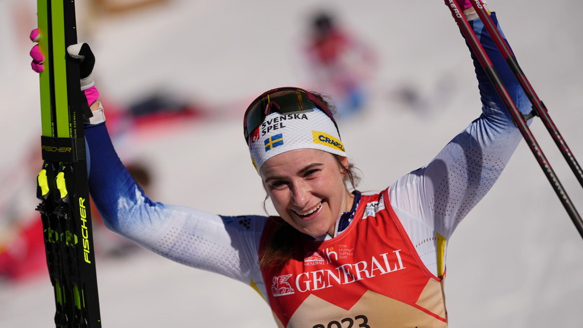 Ebba Andersson, som här firar VM-guldet på 30 km, vann även SM på samma distans. Arkivbild.