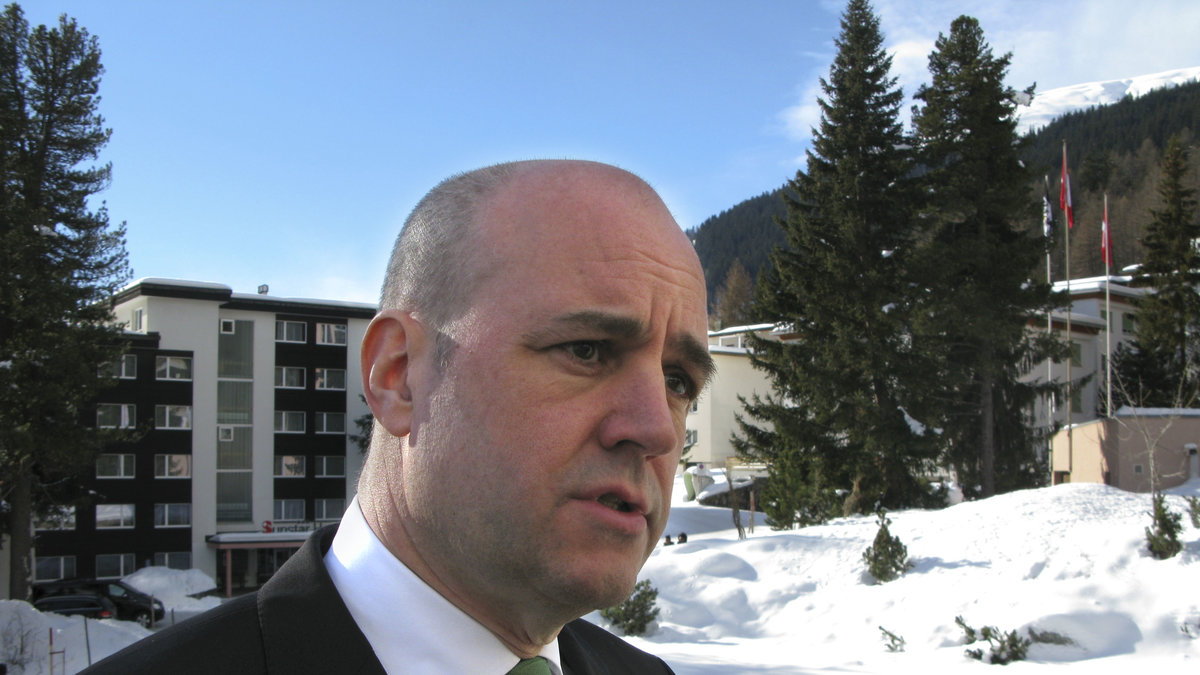 Medan Reinfeldt vinner allt mindre på att kräva ett regeringsunderlag av Stefan Löfven när två av allianspartierna gränsar på att åka ur. 
