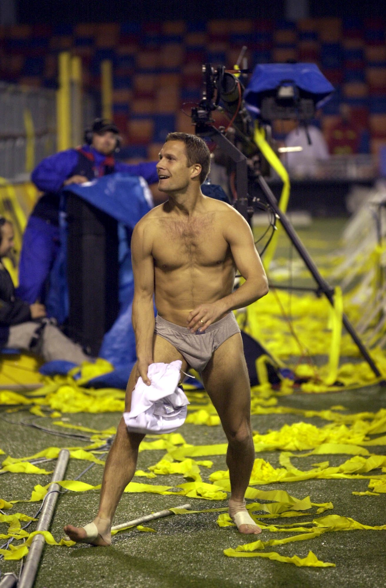2000: Ola Andersson firar efter sin sista AIK-match. 2000: Ola Andersson firar efter sin sista AIK-match.