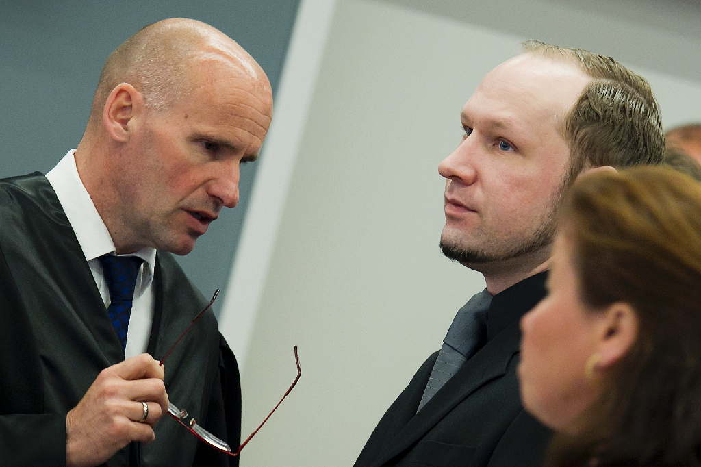Breivik i samtal med advokat Geir Lippestad. 