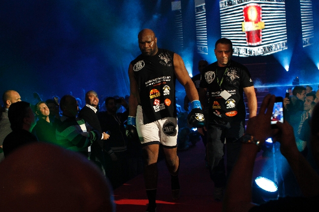 Bob Sapp på väg in för sin fajt. Bob Sapp på väg in för sin fajt.