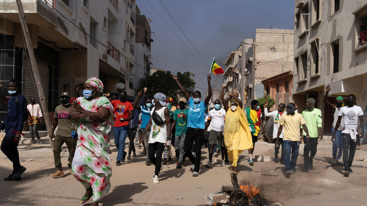 Många har demonstrerat under veckan efter att president Macky Sall meddelade att det planerade valet skjuts upp. Tre personer har dött som en följd av oroligheterna. Bilden togs i fredags i huvudstaden Dakar.