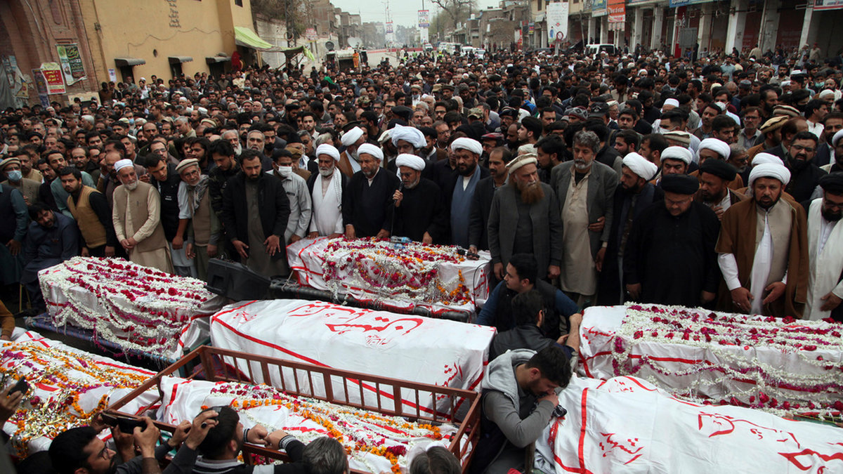 Begravning för offer för IS-dåd i Peshawar i Pakistan i början av mars. 60 människor dödades när självmordsbombaren sprängde sig själv i en moské under fredagsbönen.