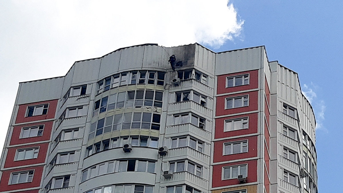 En skada undersöks på tisdagen efter en drönarattack i Moskva, som Ryssland hävdar kom från Ukraina.