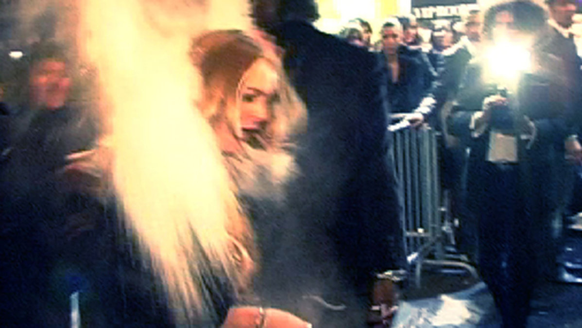 Så här såg det ut när Lindsay Lohan blev attackerad med mjöl av pälsmotståndare. 