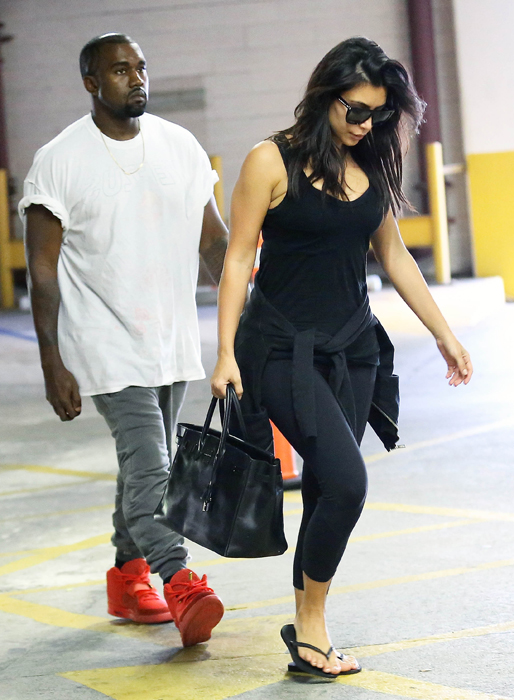 Kim Kardashian har Kanye West i släptåg när hon ska fylla på med Botox på en klinik i Hollywood.