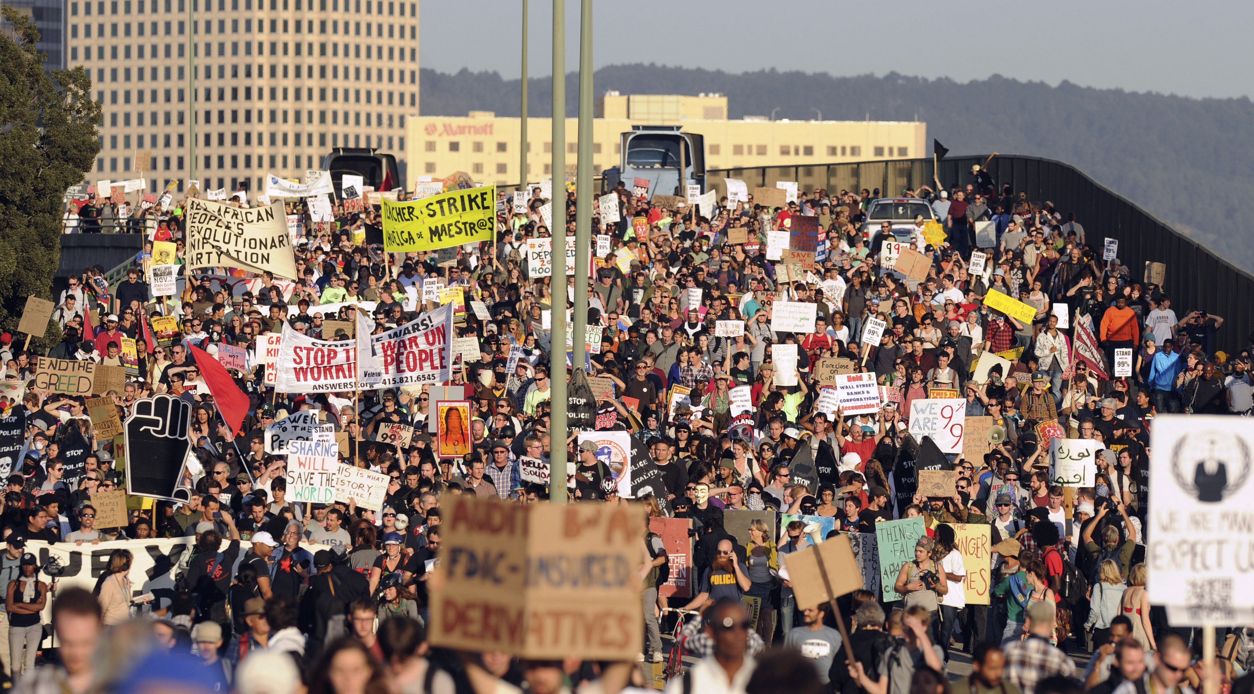 Under dagen protesterade tusentals människor på Oaklands gator och flera butiker höll stängt i solidaritet med protesten.
