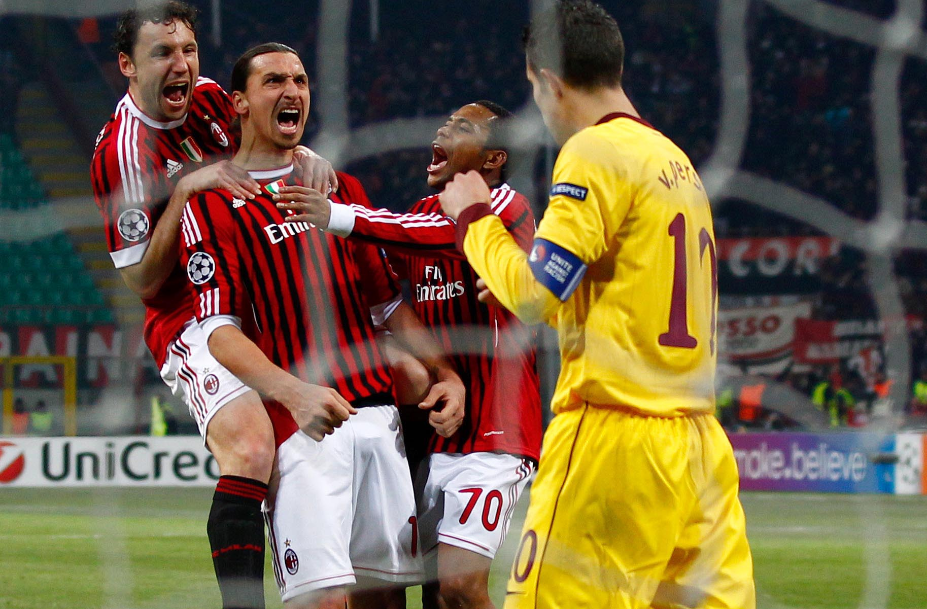 Här skriker Zlatan ut sin glädje.