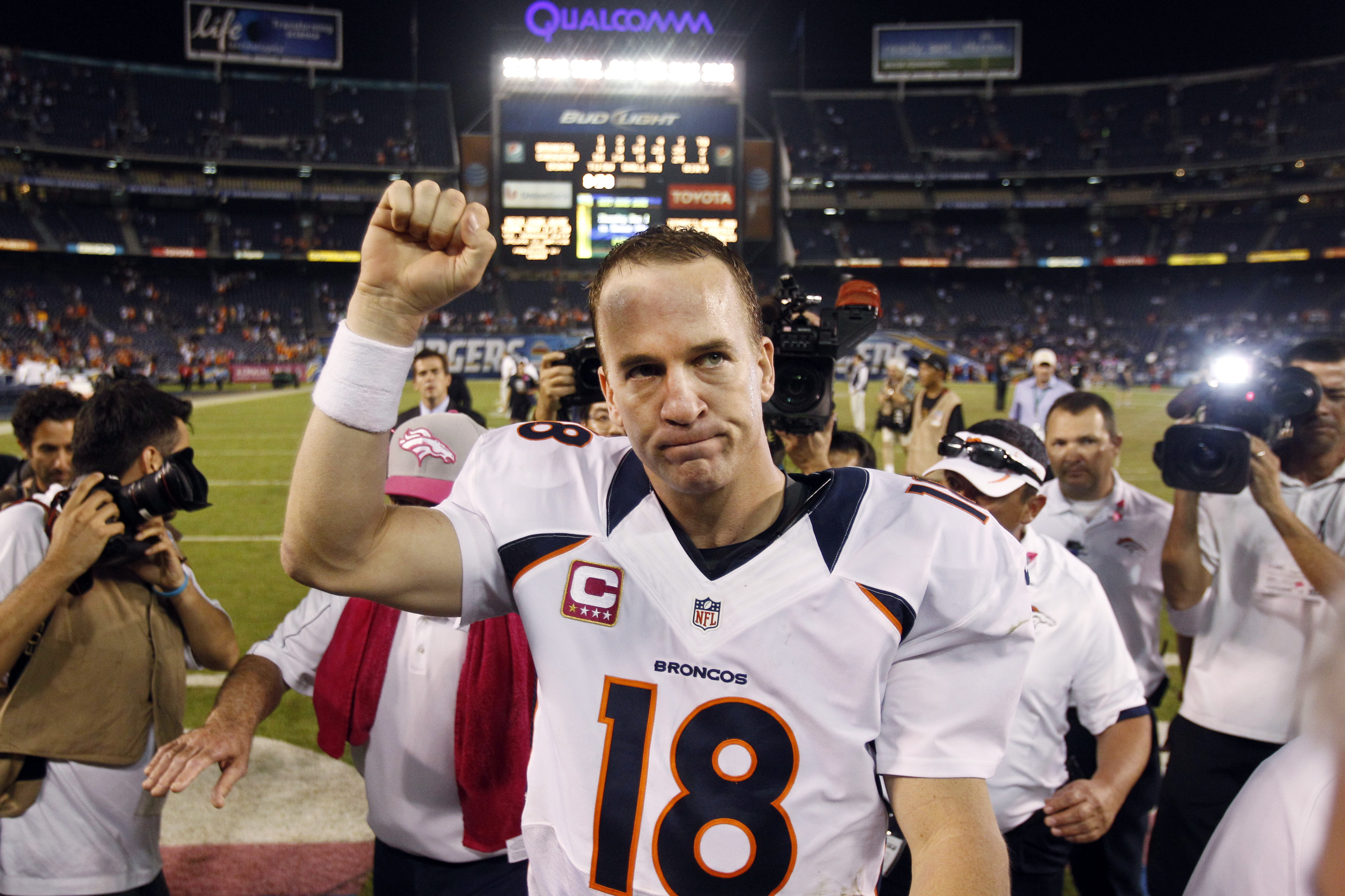 Denver Broncos helylleamerikan till quarterback, Peyton Manning, röstar på Romney. Denver Broncos helylleamerikan till quarterback, Peyton Manning, röstar på Romney.