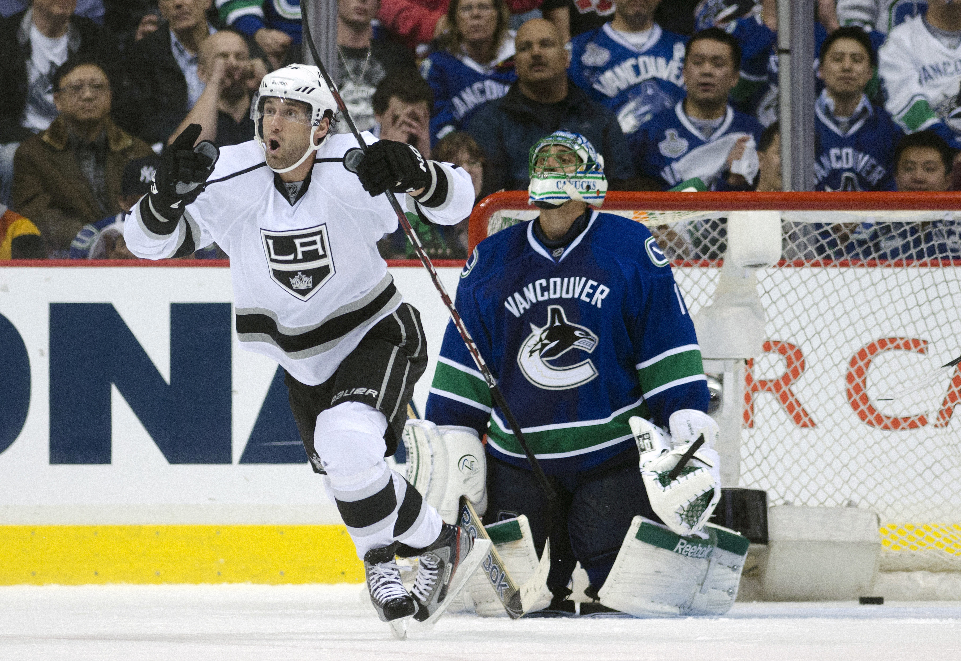 Jarret Stoll jublar sedan Willie Mitchell dundrat in 2-1 till Kings. Jarret Stoll jublar sedan Willie Mitchell dundrat in 2-1 till Kings.
