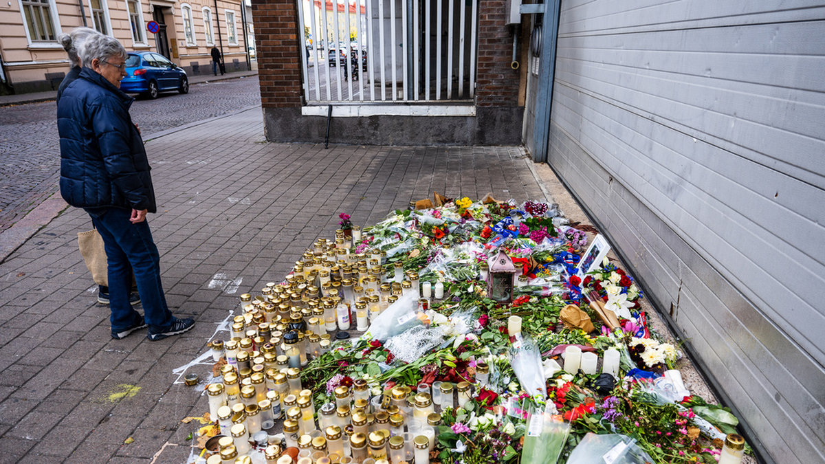 Ljus och blommor har lagts ned på mordplatsen i Oskarshamn.