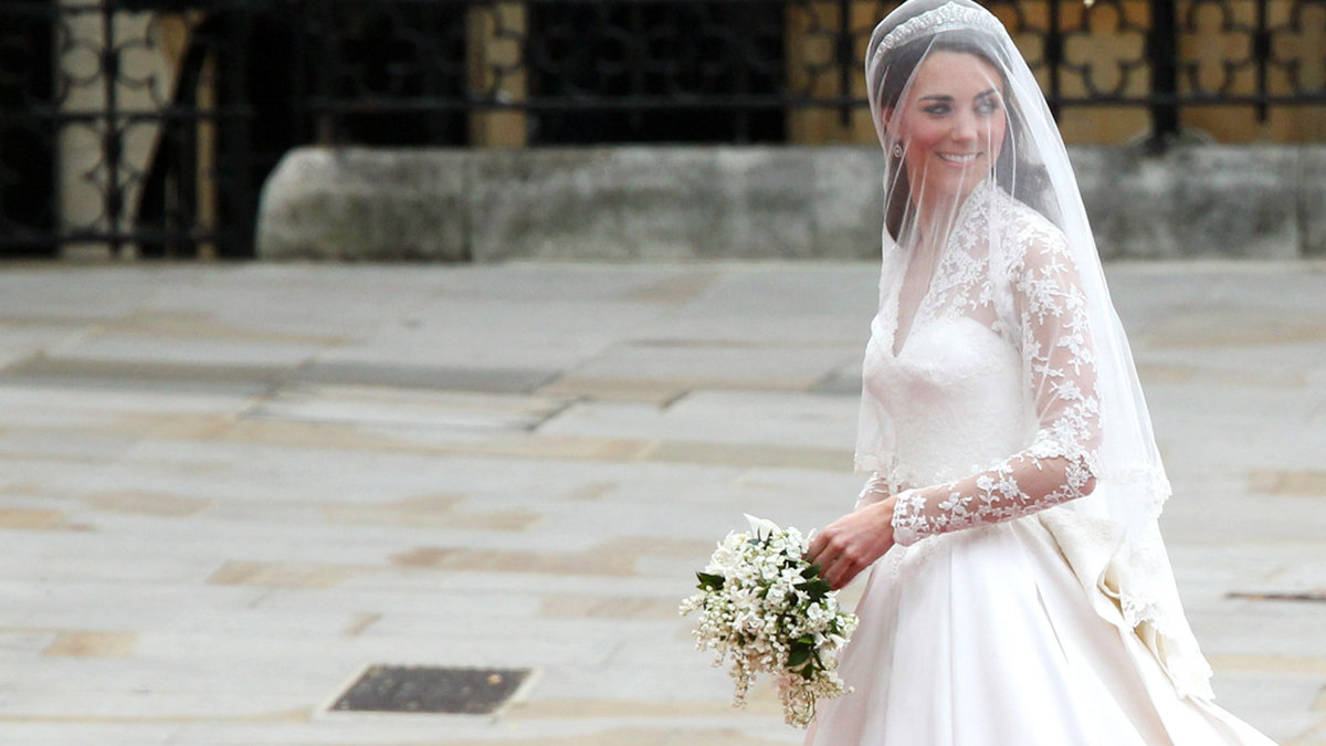 Kate var klädd i en klänning designad av Sarah Burton för Alexander McQueen. 