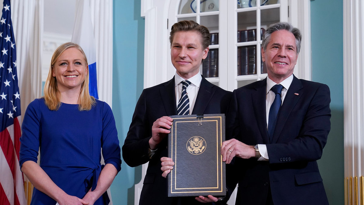 Finlands utrikesminister Elina Valtonen och försvarsminister Antti Häkkänen visar upp ett DCA-avtal tillsammans med USA:s utrikesminister Antony Blinken. Bilden togs den 18 december förra året.