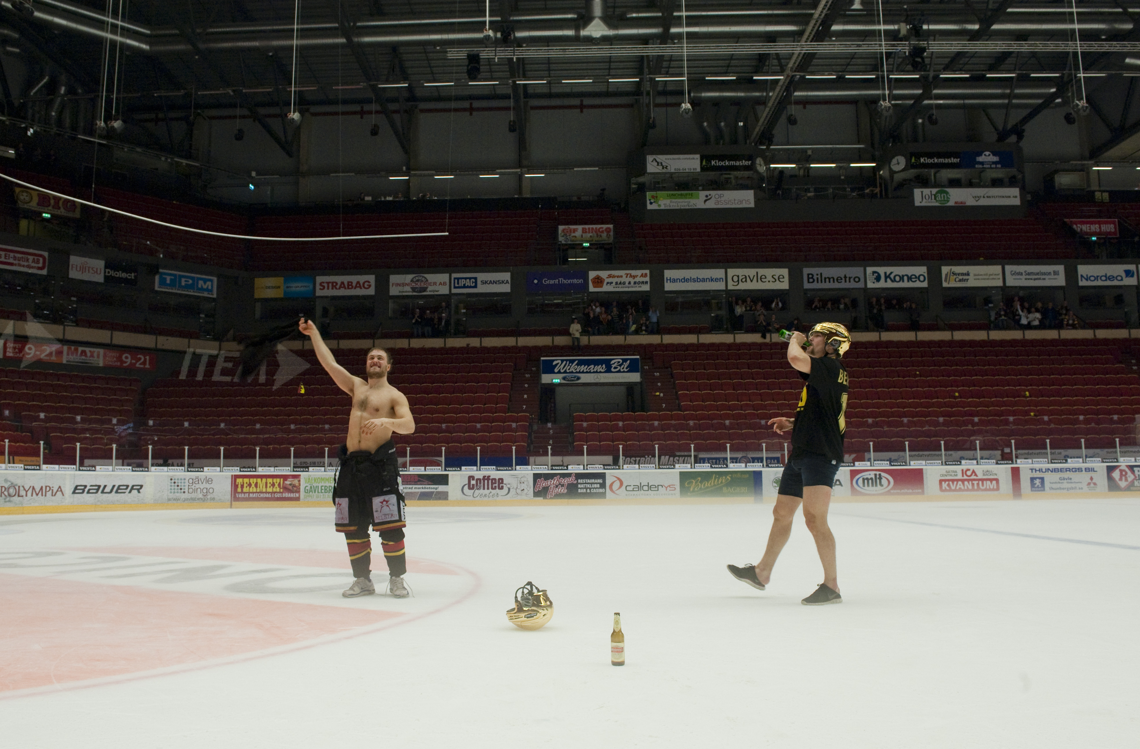 Johan Larsson och Simon Bertilsson firar på isen.