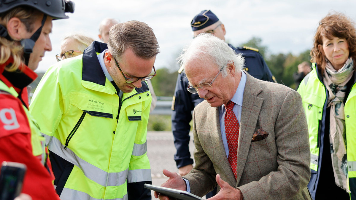 Infrastrukturminister Andreas Carlson (KD) och kung Carl Gustaf under besöket i rasområdet.