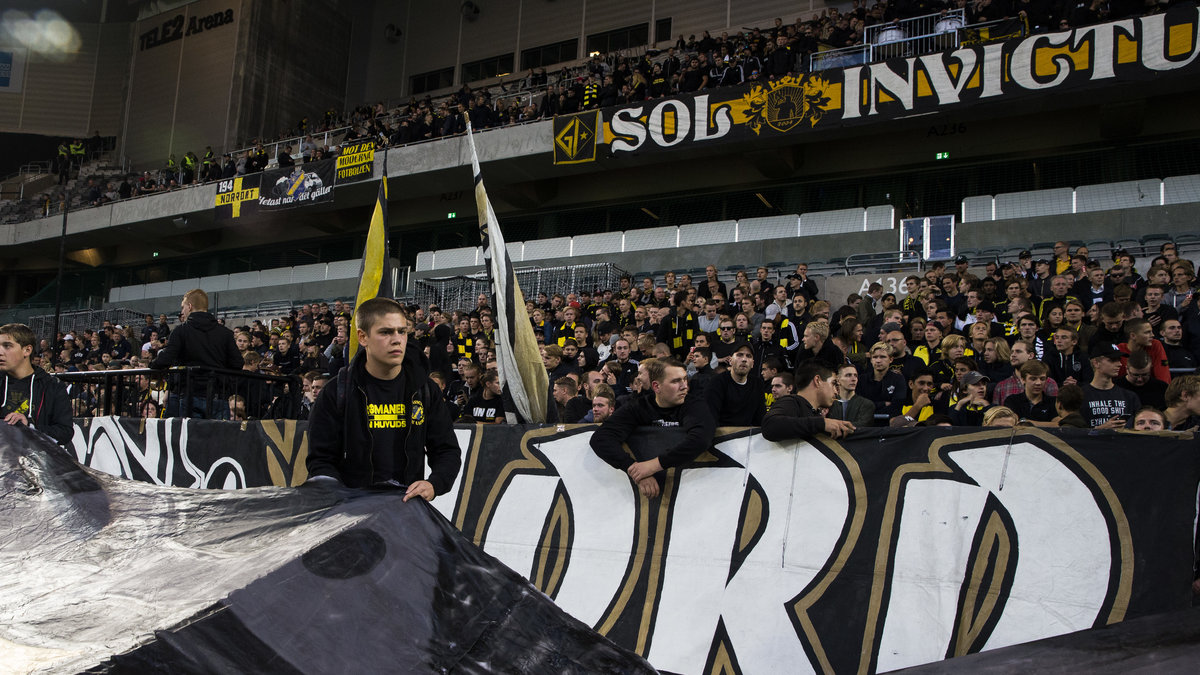 Den stora flaggan som användes i AIK:s tifo forslas bort. 