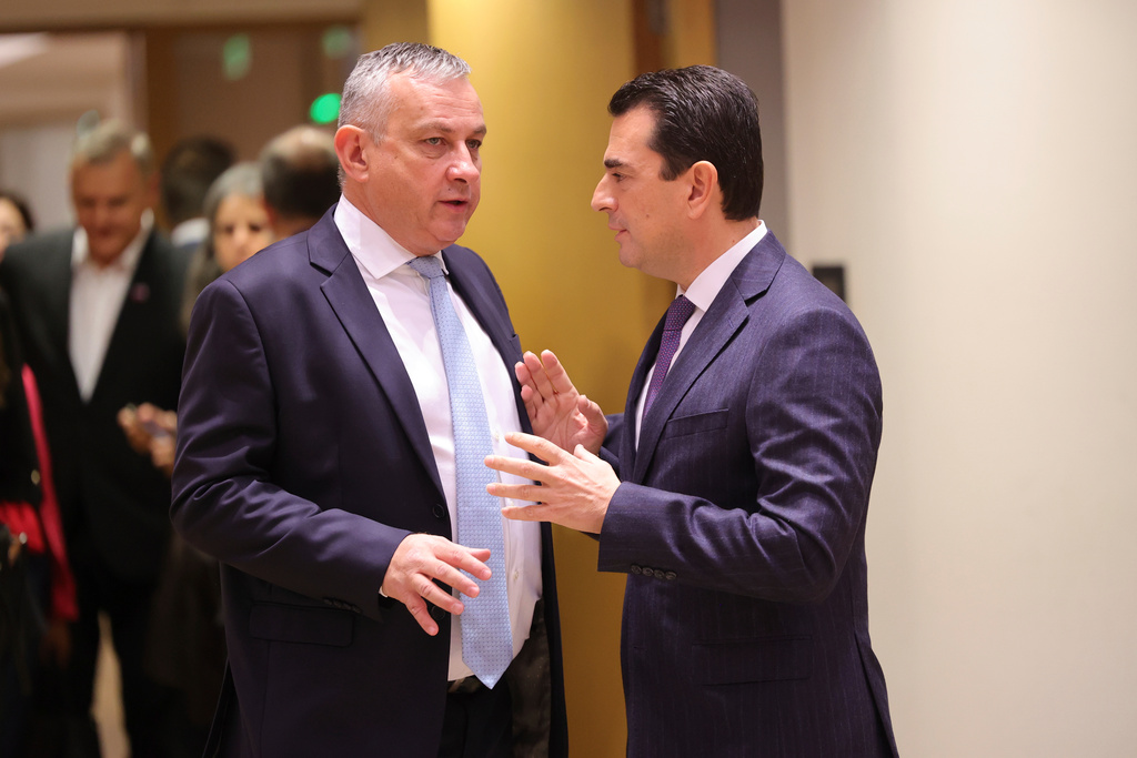 Tjeckiens energiminister Jozef Síkela med grekiske kollegan Konstantinos Skrekas under torsdagens extrainsatta EU-möte i Bryssel.
