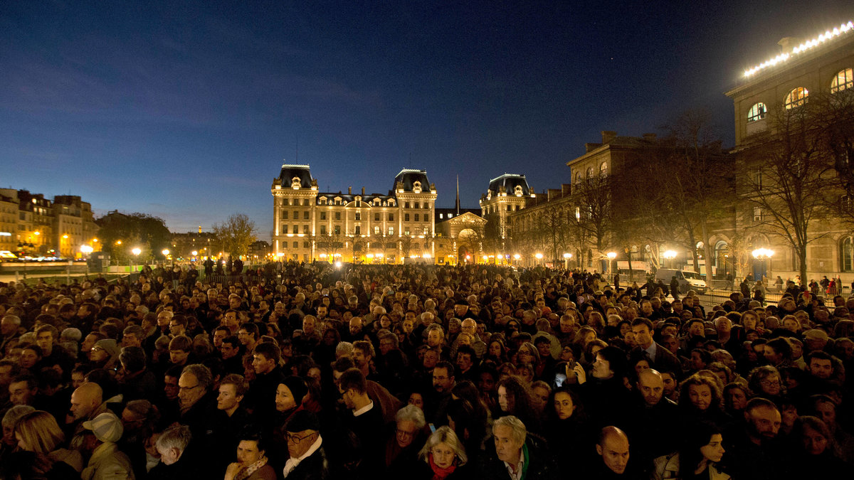 Paris samlas för att hedra offren