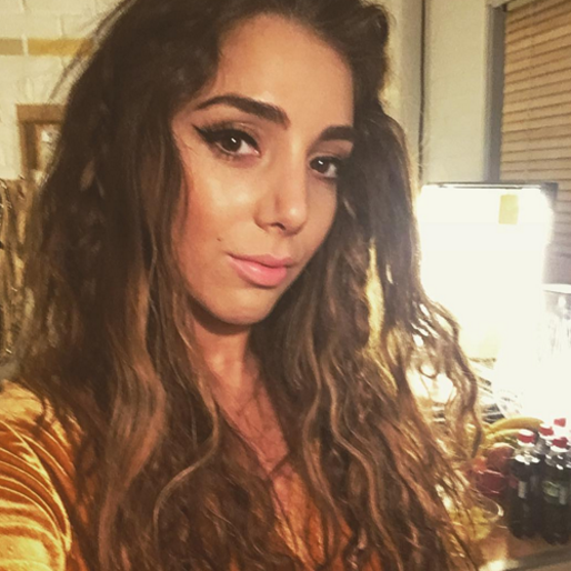 Gina Dirawi bränner av en selfie. Gina Dirawi bränner av en selfie.