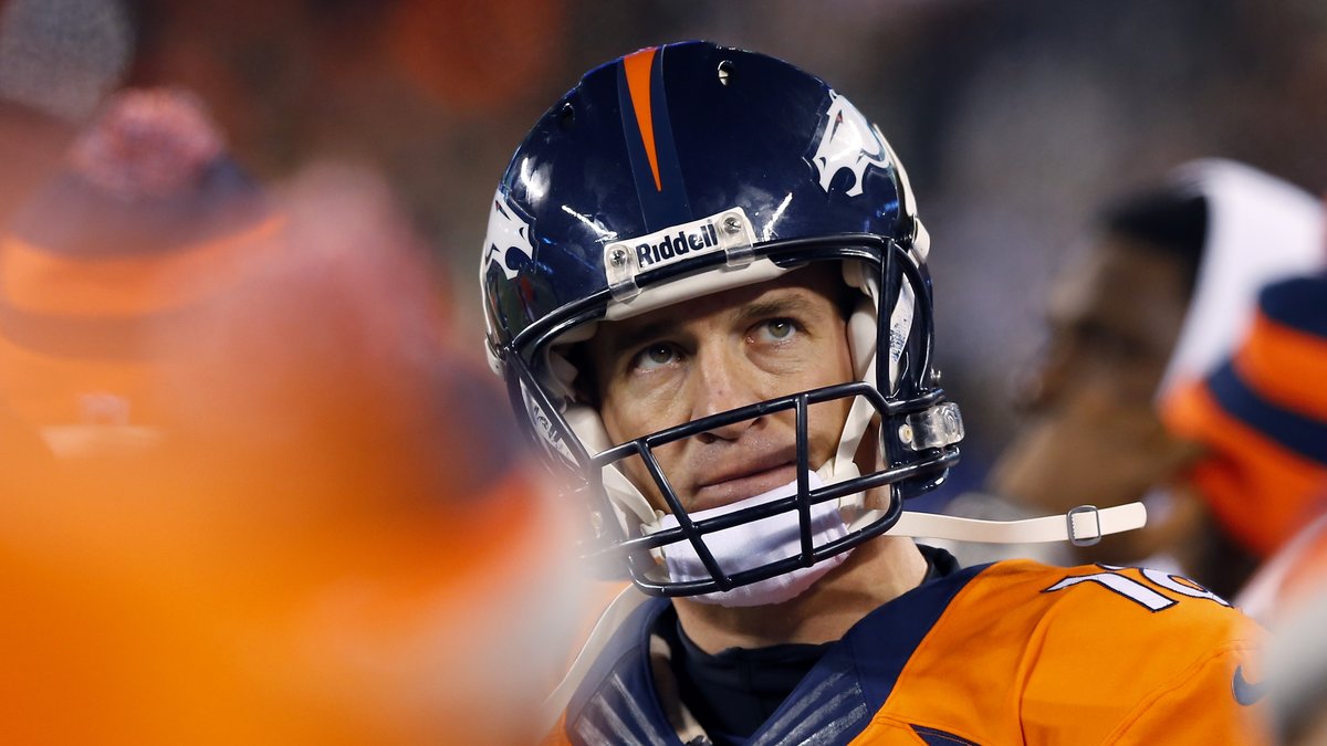 Peyton Mannings slog alla tiders säsongsrekord för touchdowns och passnings-yards i grundserien.