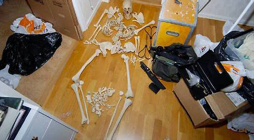 Det här skeletten låg på kvinnans vardagsrumsgolv när polisen kom in. Hon berättar att hon lagt ut det för att det skulle säljas.