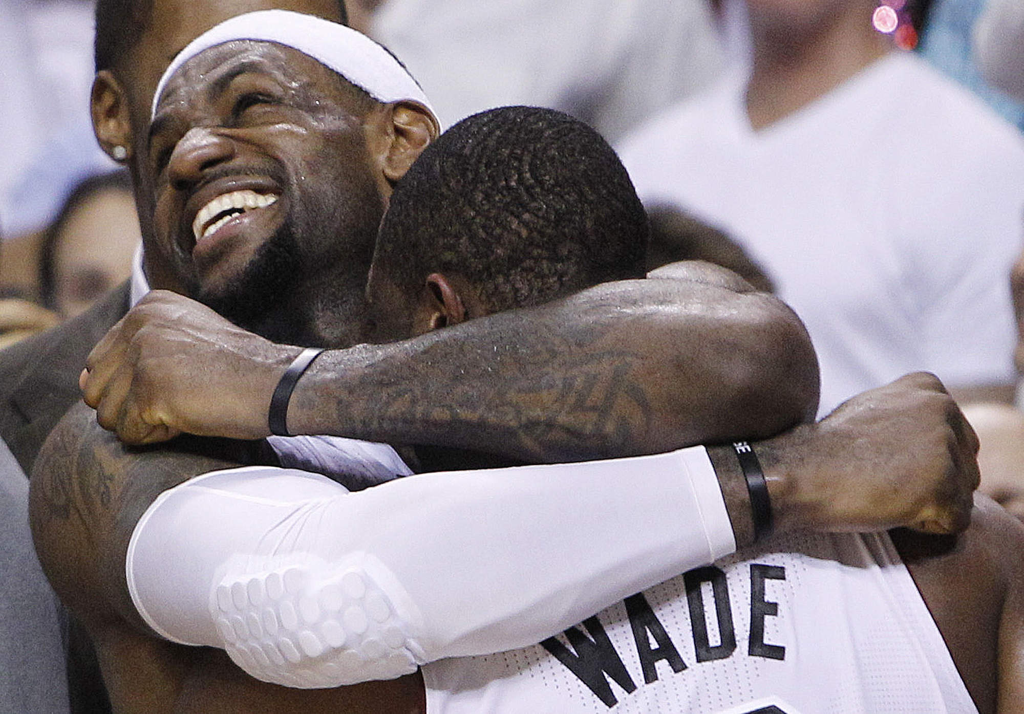 James har varit i två finaler tidigare men förlorat bägge. Efter slutsignalen var han överlycklig och kramade om lagkamraten Dwyane Wade. James har varit i två finaler tidigare men förlorat bägge. Efter slutsignalen var han överlycklig och kramade om lagkamraten Dwyane Wade.