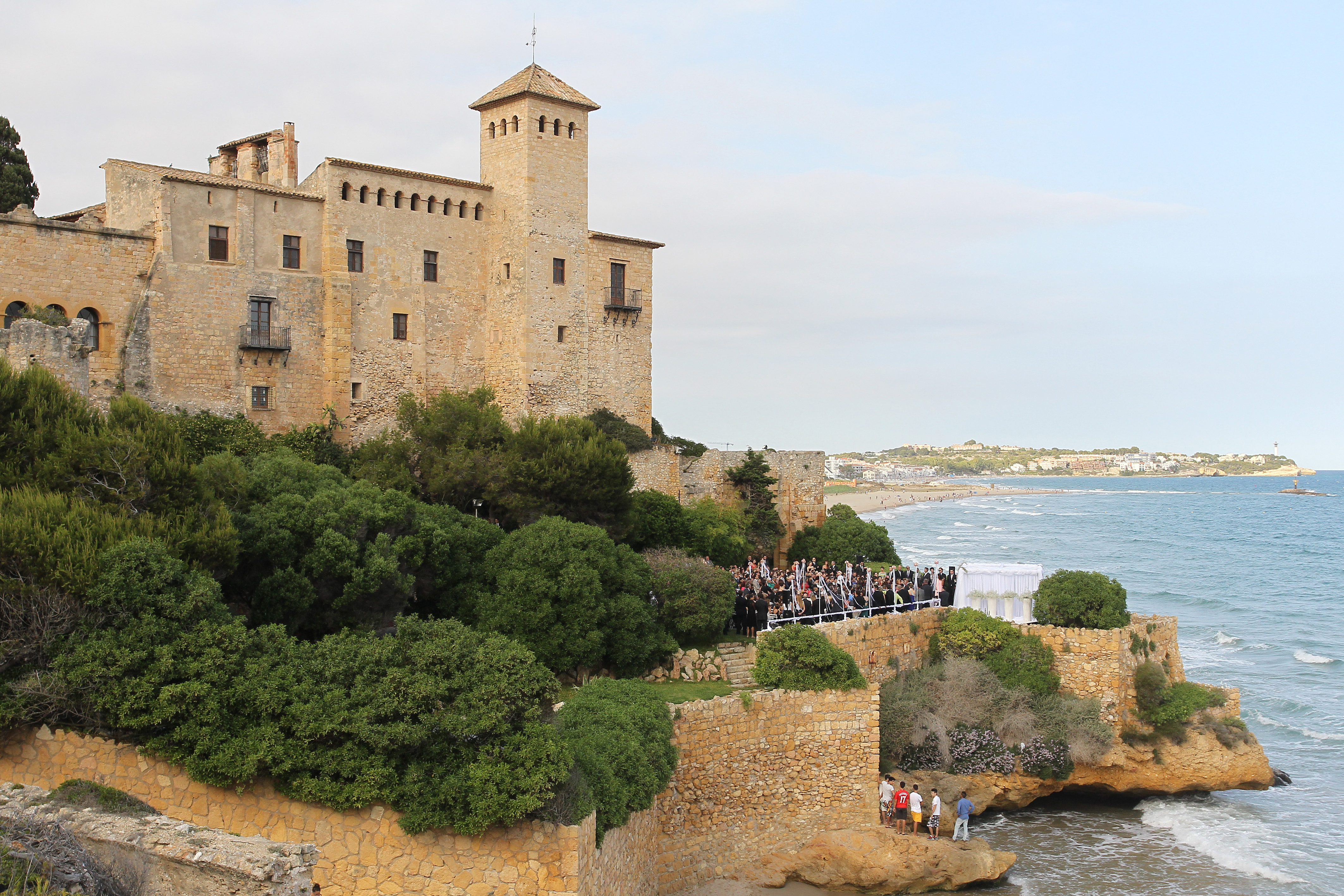 Bröllopet hölls i ett gammalt slott i Tarragona, Spanien.