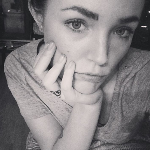 Miriam Bryant kör en selfie i svartvitt. Miriam Bryant kör en selfie i svartvitt.