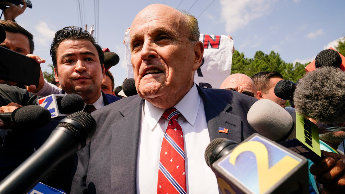 Rudy Giuliani i samband med att han överlämnade sig till myndigheterna i Georgia.