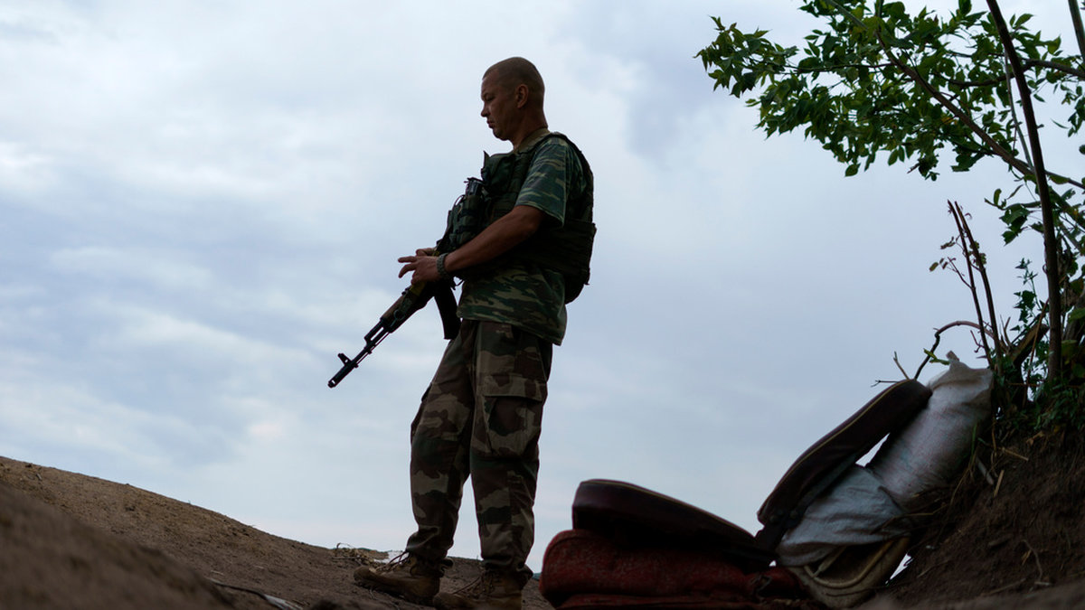 Ukrainska soldaten Igor Ryazantsev håller vakt i närheten av Slovjansk i fredags.