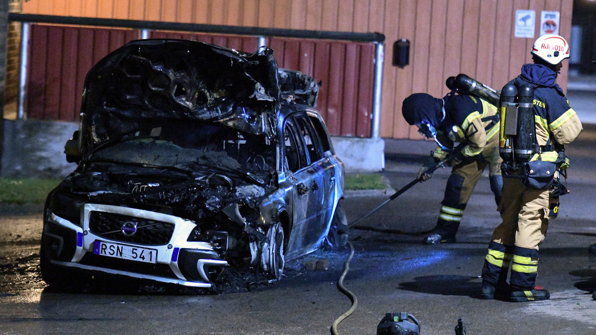 Polisen hade tillkallats till Kastanjegården efter larm om lägenhetsbråk. Tio minuter senare fick de larm om en bilbrand – och upptäckte att det var deras egen bil som brann.