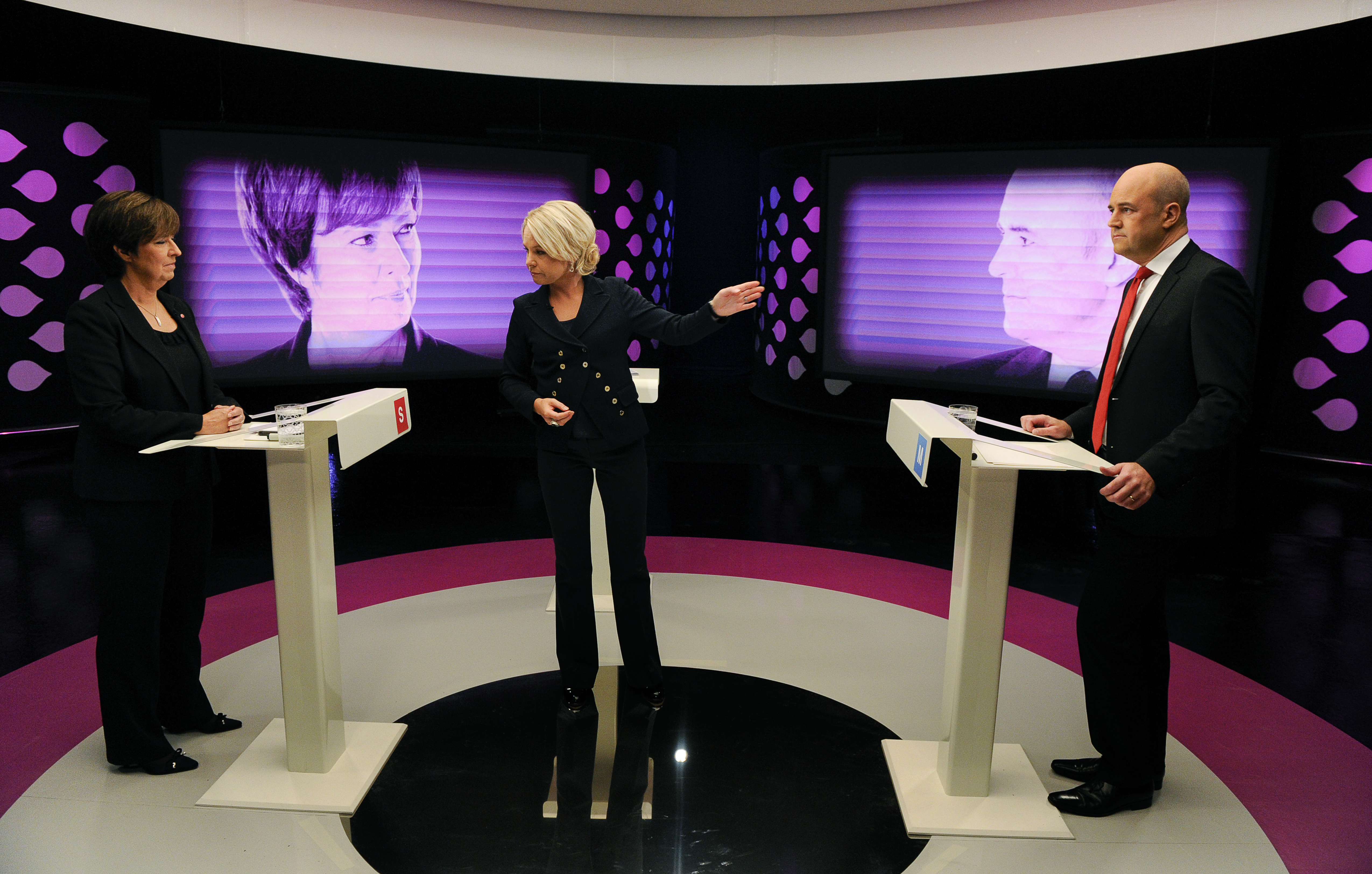 Fredrik Reinfeldt, SVT, Hillevi Engström, Karin Hübinette, Regeringen