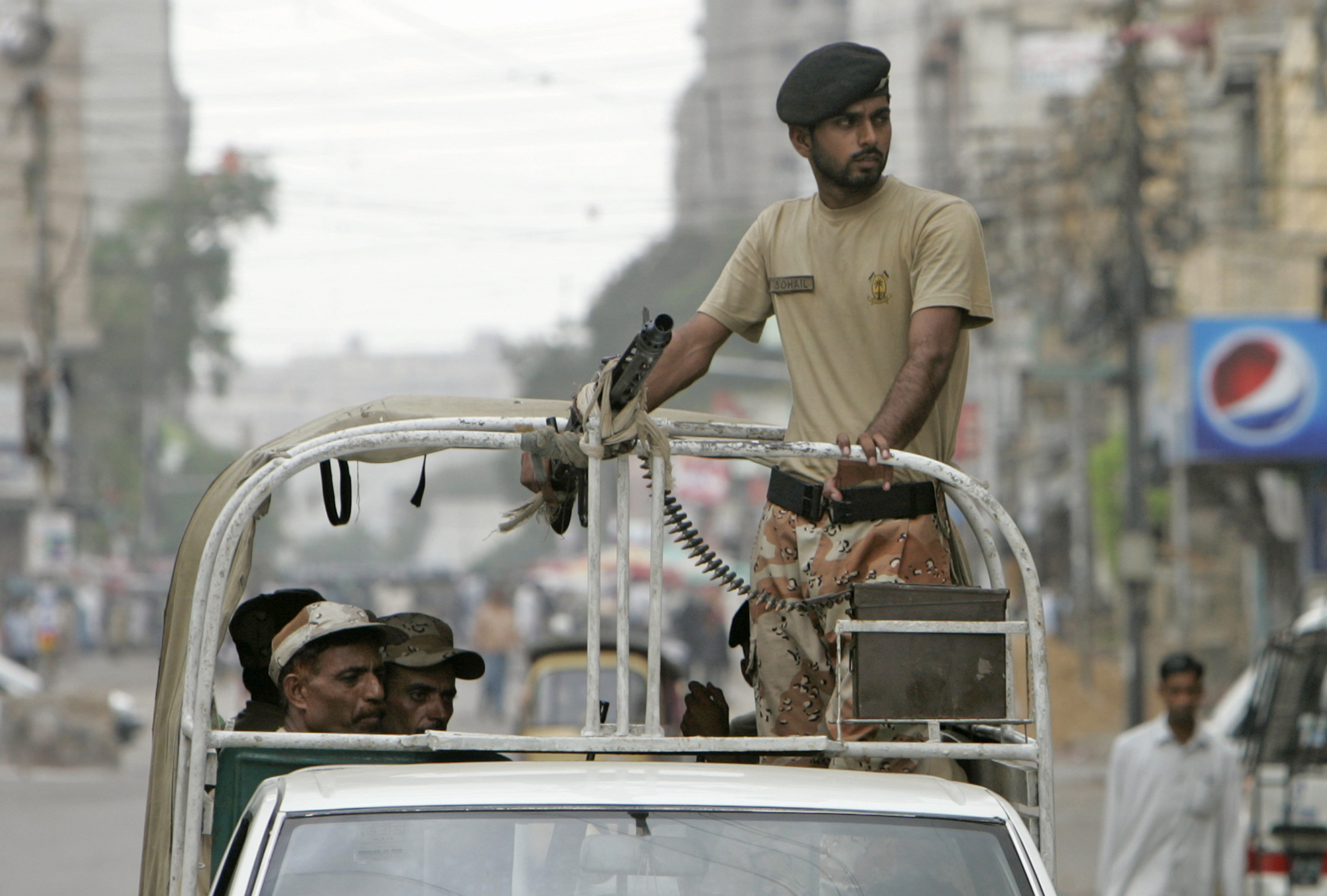 Paramilitära grupper gav sig ut på Karachis gator i jakt på hämnd efter att en politiker skjutits ihjäl.